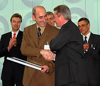 Der Direktor der Worldsoft AG, Gert F. Lang, erhielt die Auszeichnung von Rainer Rmer, dem Business Development Manager der Microsoft GmbH, persnlich berreicht.
